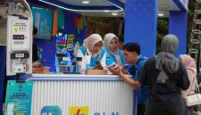 Tampak petugas PLN sedang memberikan edukasi terkait berbagai fitur pada aplikasi PLN Mobile. Kegiatan ini berlangsung dalam agenda peluncuran program Gelegar SwaCAM di Bandung, Jawa Barat, Sabtu (22/11), yang menghadirkan beragam aktivitas interaktif, salah satunya sosialisasi penggunaan fitur SwaCAM dan pemanfaatan aplikasi PLN Mobile secara lebih luas.