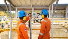 Proyeksi kebutuhan listrik nasional pada 2034 mencapai 511 TWh, masih didominasi Pulau Jawa namun dengan pertumbuhan signifikan di Kalimantan dan Sulawesi. Sementara itu, pasokan gas pipa terus menurun dan konsumsi BBM untuk pembangkit naik 10–15 persen sejak 2023.