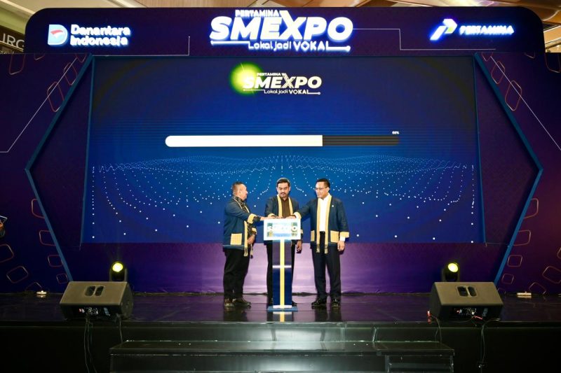 Menteri Usaha Mikro, Kecil, dan Menengah (UMKM) RI Maman Abdurrahman didampingi Direktur Utama Pertamina Simon Aloysius Mantiri dan Asisten Deputi Bidang TJSL BP BUMN Edi Eko Cahyono saat membuka Pertamina SMEXPO Nasional 2025. SMEXPO digelar 25 - 30 November 2025 di Bintaro Jaya Xchange Mall 2, Tangerang Selatan.