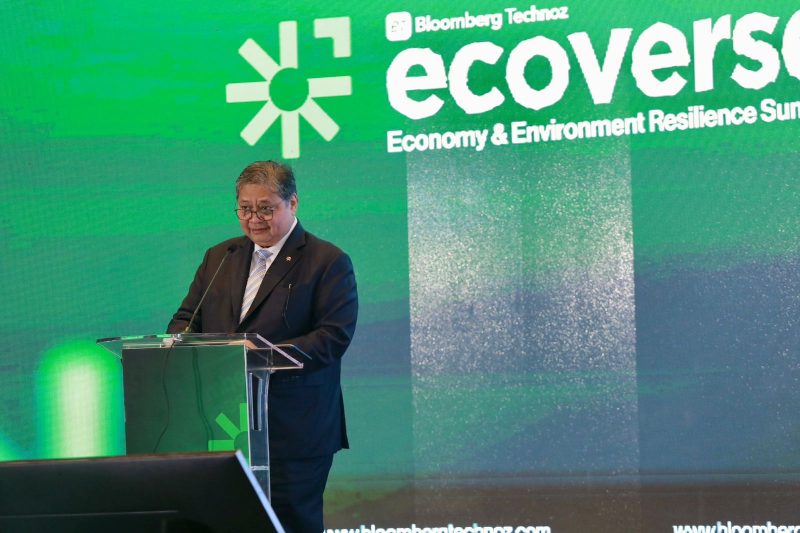Menteri Koordinator Bidang Perekonomian Republik Indonesia Airlangga Hartarto dalam pidatonya menyampaikan bahwa Indonesia akan membangun PLTSa mulai 2026. Pembangunan PLTSa ini sangat penting untuk mengurangi permasalahan sampah dan mendorong perkembangan sektor pariwisata Indonesia. Foto: Dok. Bloomberg Technoz