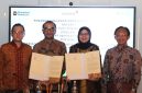 Disaksikan oleh Direktur Retail dan Niaga PLN, Adi Priyanto (kanan) serta Director & Chief Strategy and Execution Officer Indosat, Ahmad Zulfikar (kiri), prosesi penandatangan MoU dilakukan oleh Executive Vice President Pengembangan Produk Niaga PLN, Ririn Rachmawardini (kedua dari kanan) bersama SVP–Head of Wholesale & Carrier Segment Indosat, Lisbon Simangunsong (kedua dari kiri) di Jakarta pada Rabu (19/11).