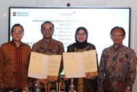 Disaksikan oleh Direktur Retail dan Niaga PLN, Adi Priyanto (kanan) serta Director & Chief Strategy and Execution Officer Indosat, Ahmad Zulfikar (kiri), prosesi penandatangan MoU dilakukan oleh Executive Vice President Pengembangan Produk Niaga PLN, Ririn Rachmawardini (kedua dari kanan) bersama SVP–Head of Wholesale & Carrier Segment Indosat, Lisbon Simangunsong (kedua dari kiri) di Jakarta pada Rabu (19/11).