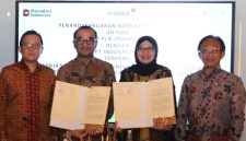 Disaksikan oleh Direktur Retail dan Niaga PLN, Adi Priyanto (kanan) serta Director & Chief Strategy and Execution Officer Indosat, Ahmad Zulfikar (kiri), prosesi penandatangan MoU dilakukan oleh Executive Vice President Pengembangan Produk Niaga PLN, Ririn Rachmawardini (kedua dari kanan) bersama SVP–Head of Wholesale & Carrier Segment Indosat, Lisbon Simangunsong (kedua dari kiri) di Jakarta pada Rabu (19/11).
