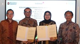 Disaksikan oleh Direktur Retail dan Niaga PLN, Adi Priyanto (kanan) serta Director & Chief Strategy and Execution Officer Indosat, Ahmad Zulfikar (kiri), prosesi penandatangan MoU dilakukan oleh Executive Vice President Pengembangan Produk Niaga PLN, Ririn Rachmawardini (kedua dari kanan) bersama SVP–Head of Wholesale & Carrier Segment Indosat, Lisbon Simangunsong (kedua dari kiri) di Jakarta pada Rabu (19/11).