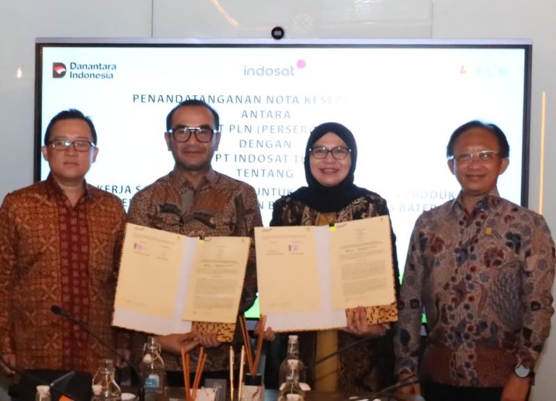 Disaksikan oleh Direktur Retail dan Niaga PLN, Adi Priyanto (kanan) serta Director & Chief Strategy and Execution Officer Indosat, Ahmad Zulfikar (kiri), prosesi penandatangan MoU dilakukan oleh Executive Vice President Pengembangan Produk Niaga PLN, Ririn Rachmawardini (kedua dari kanan) bersama SVP–Head of Wholesale & Carrier Segment Indosat, Lisbon Simangunsong (kedua dari kiri) di Jakarta pada Rabu (19/11).