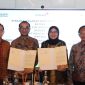 Disaksikan oleh Direktur Retail dan Niaga PLN, Adi Priyanto (kanan) serta Director & Chief Strategy and Execution Officer Indosat, Ahmad Zulfikar (kiri), prosesi penandatangan MoU dilakukan oleh Executive Vice President Pengembangan Produk Niaga PLN, Ririn Rachmawardini (kedua dari kanan) bersama SVP–Head of Wholesale & Carrier Segment Indosat, Lisbon Simangunsong (kedua dari kiri) di Jakarta pada Rabu (19/11).