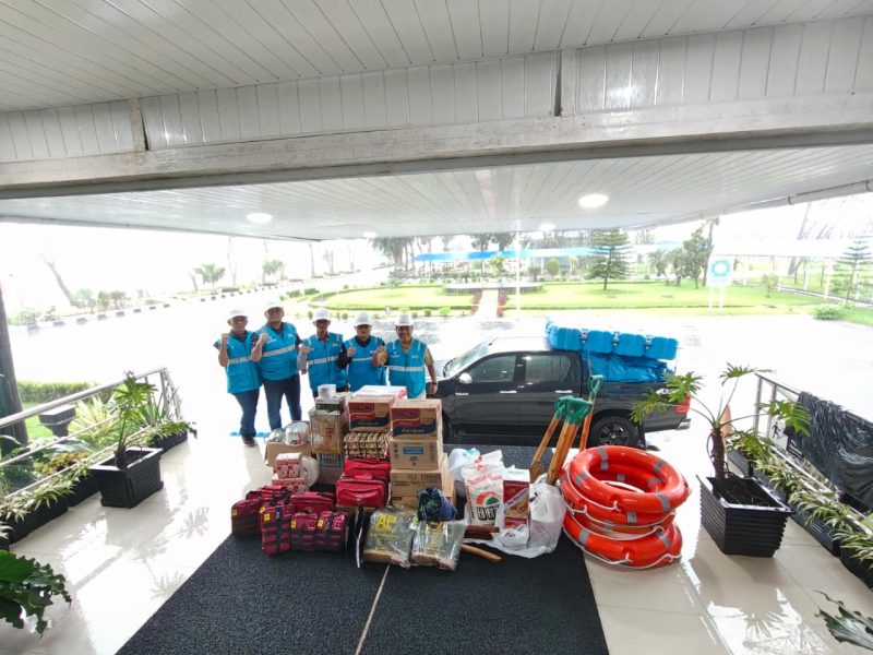 Tim Tanggap Darurat PLN Nusantara Power UP Belawan beserta perbekalan yang akan dibawa untuk menembus daerah yang terkepung banjir. Selain membatu warga, tim yang diberangkatkan pada Kamis (27/11) ini juga menyiapkan kondisi untuk pengiriman bantuan dari PLN NP selanjutnya.