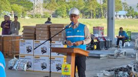 Direktur Utama PLN, Darmawan Prasodjo saat menyampaikan update pemulihan kelistirkan pascabencana Aceh dalam kegiatan Apel Siaga Team Recovery Bencana Aceh di Landasan Udara Sultan Iskandar Muda pada Sabtu (29/11). Bersama Pemerintah Provinsi (Pemprov) Aceh, Komando Daerah Militer (Kodam) Iskandar Muda, Pangkalan TNI Angkatan Udara (AU) Sultan Iskandar Muda, dan Kepolisian Daerah (Polda) Aceh, dirinya melepas keberangkatan personel tanggap darurat dan material perbaikan tower Saluran Udara Tegangan Tinggi (SUTT) 150 kilovolt (kV) ke lokasi-lokasi terdampak.