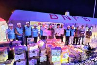 Penyerahan bantuan paket sembako dan perlengkapan dapur umum bagi warga terdampak banjir dan longsor di Tapanuli Utara, Sumatera Utara dilakukan oleh Direktur Utama PLN, Darmawan Prasodjo (kelima dari kiri), kepada Wakil Bupati Tapanuli Utara, Deni Parlindungan Lumbantoruan (keenam dari kiri), di posko Badan Penanggulangan Bencana Daerah (BPBD) Tapanuli Utara pada Jumat (28/11).