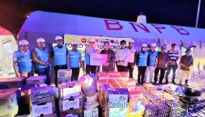 Penyerahan bantuan paket sembako dan perlengkapan dapur umum bagi warga terdampak banjir dan longsor di Tapanuli Utara, Sumatera Utara dilakukan oleh Direktur Utama PLN, Darmawan Prasodjo (kelima dari kiri), kepada Wakil Bupati Tapanuli Utara, Deni Parlindungan Lumbantoruan (keenam dari kiri), di posko Badan Penanggulangan Bencana Daerah (BPBD) Tapanuli Utara pada Jumat (28/11).