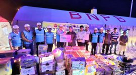 Penyerahan bantuan paket sembako dan perlengkapan dapur umum bagi warga terdampak banjir dan longsor di Tapanuli Utara, Sumatera Utara dilakukan oleh Direktur Utama PLN, Darmawan Prasodjo (kelima dari kiri), kepada Wakil Bupati Tapanuli Utara, Deni Parlindungan Lumbantoruan (keenam dari kiri), di posko Badan Penanggulangan Bencana Daerah (BPBD) Tapanuli Utara pada Jumat (28/11).