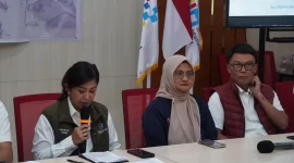 Menteri Komunikasi dan Digital RI (Komdigi) saat memberikan arahan pada rapat koordinasi penanganan akses telekomunikasi pada bencana banjir dan tanah longsor Sumatera, Senin (1/2) di Balai Monitoring Medan.
