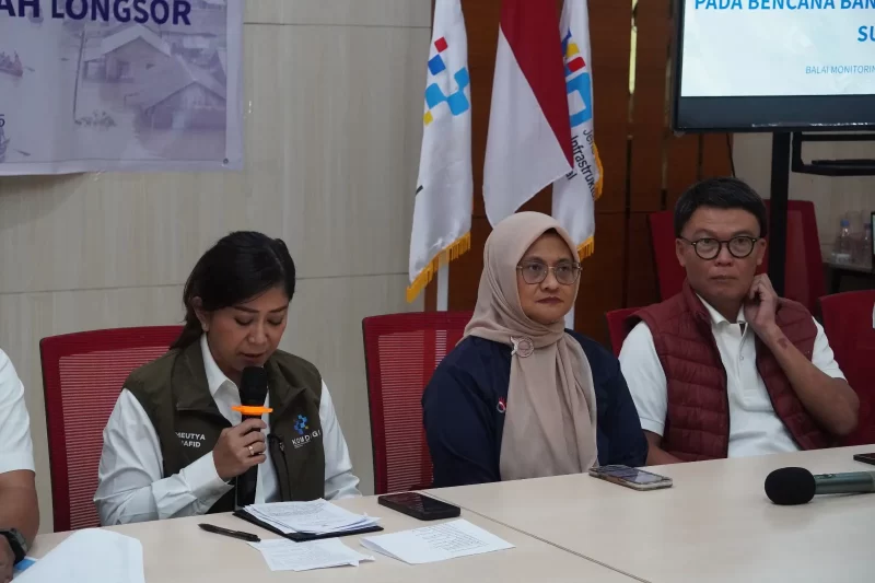 Menteri Komunikasi dan Digital RI (Komdigi) saat memberikan arahan pada rapat koordinasi penanganan akses telekomunikasi pada bencana banjir dan tanah longsor Sumatera, Senin (1/2) di Balai Monitoring Medan.