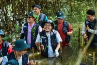 Penanaman Mangrove oleh relawan pada acara “Earth Mission - Mangrove Chapter” yang dilaksanakan di Kawasan Hutan Lindung Angke Kapuk, Jakarta Utara pada beberapa waktu yang lalu.