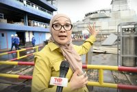 Anggota Komisi VII DPR RI, Erna Sari Dewi, saat diwawancarai usai melakukan kunjungan kerja ke PT PAL Indonesia (Persero) di Surabaya, Senin (8/12/2025). ( foto Ist )
