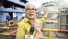 Anggota Komisi VII DPR RI, Erna Sari Dewi, saat diwawancarai usai melakukan kunjungan kerja ke PT PAL Indonesia (Persero) di Surabaya, Senin (8/12/2025). ( foto Ist )