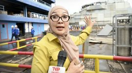 Anggota Komisi VII DPR RI, Erna Sari Dewi, saat diwawancarai usai melakukan kunjungan kerja ke PT PAL Indonesia (Persero) di Surabaya, Senin (8/12/2025). ( foto Ist )