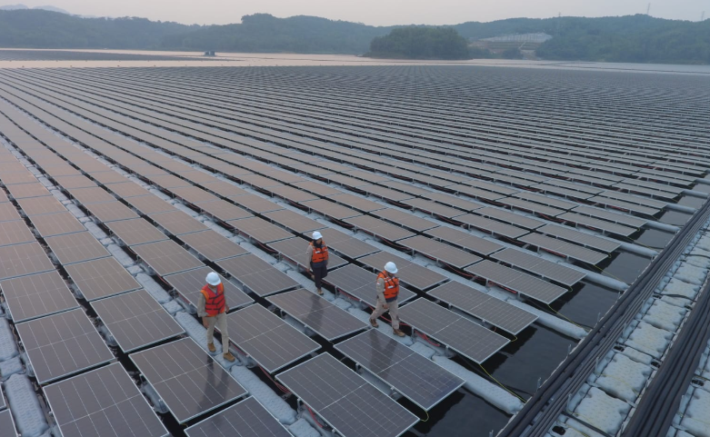 PLTS Terapung Cirata menandai salah satu keberhasilan PLN NP dalam upaya pengembangan pembangkit hijau skala besar dengan memanfaatkan potensi perairan waduk di Indonesia.