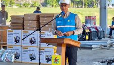 Direktur Utama PLN, Darmawan Prasodjo, menegaskan PLN berkomitmen untuk mempercepat pemulihan jaringan listrik, di saat yang bersamaan juga memberikan bantuan kemanusiaan dalam bentuk paket sembako dan peralatan listrik darurat.