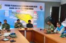 Menteri Pertahanan, Sjafrie Sjamsoeddin (kedua dari kiri) bersama Panglima TNI, Jenderal TNI Agus Subiyanto (kiri), Gubernur Aceh, Muzakir Manaf (tengah), Panglima Komando Daerah Militer Iskandar Muda, Mayor Jenderal TNI Joko Hadi Susilo (kedua dari kanan), dan Direktur Utama PLN, Darmawan Prasodjo (kanan) berkoordinasi terkait penanganan bencana alam di Aceh (29/11). Sjafrie menegaskan bahwa percepatan pemulihan listrik merupakan kebutuhan mendesak bagi masyarakat terdampak. Ia mengapresiasi langkah cepat PLN di lapangan, sekaligus mendorong agar proses pemulihan dapat terus dioptimalkan.