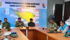 Menteri Pertahanan, Sjafrie Sjamsoeddin (kedua dari kiri) bersama Panglima TNI, Jenderal TNI Agus Subiyanto (kiri), Gubernur Aceh, Muzakir Manaf (tengah), Panglima Komando Daerah Militer Iskandar Muda, Mayor Jenderal TNI Joko Hadi Susilo (kedua dari kanan), dan Direktur Utama PLN, Darmawan Prasodjo (kanan) berkoordinasi terkait penanganan bencana alam di Aceh (29/11). Sjafrie menegaskan bahwa percepatan pemulihan listrik merupakan kebutuhan mendesak bagi masyarakat terdampak. Ia mengapresiasi langkah cepat PLN di lapangan, sekaligus mendorong agar proses pemulihan dapat terus dioptimalkan.