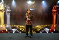 Vice President Operation & Maintenance 5 PLN Nusantara Power I Putu Sudarsa saat menerima piala penghargaan ASRRAT 2025. Melalui penghargaan platinum ketiga ini PLN NP menegaskan posisinya sebagai perusahaan yang menerapkan pelaporan keberlanjutan yang transparan, akuntabel, dan berstandar internasional.