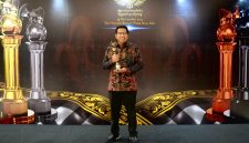 Vice President Operation & Maintenance 5 PLN Nusantara Power I Putu Sudarsa saat menerima piala penghargaan ASRRAT 2025. Melalui penghargaan platinum ketiga ini PLN NP menegaskan posisinya sebagai perusahaan yang menerapkan pelaporan keberlanjutan yang transparan, akuntabel, dan berstandar internasional.
