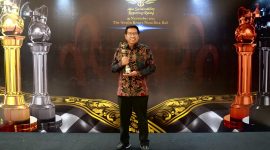 Vice President Operation & Maintenance 5 PLN Nusantara Power I Putu Sudarsa saat menerima piala penghargaan ASRRAT 2025. Melalui penghargaan platinum ketiga ini PLN NP menegaskan posisinya sebagai perusahaan yang menerapkan pelaporan keberlanjutan yang transparan, akuntabel, dan berstandar internasional.