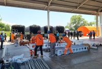 Dukungan armada truk dari TNI Angkatan Darat (AD) turut membantu pendistribusian material tower darurat beserta para personel PLN ke titik-titik tower terdampak yang masih dapat dijangkau dengan jalur darat. Kolaborasi ini dilakukan untuk mendorong percepatan recovery kelistrikan pascabencana Aceh.