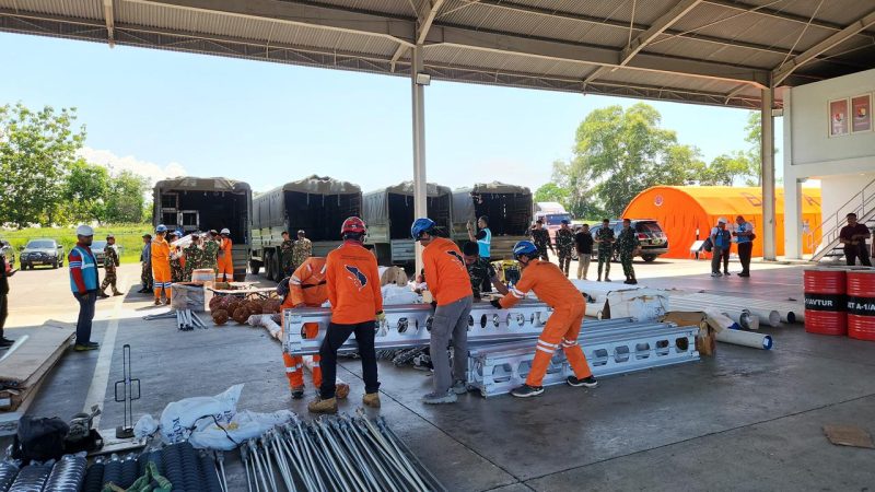 Dukungan armada truk dari TNI Angkatan Darat (AD) turut membantu pendistribusian material tower darurat beserta para personel PLN ke titik-titik tower terdampak yang masih dapat dijangkau dengan jalur darat. Kolaborasi ini dilakukan untuk mendorong percepatan recovery kelistrikan pascabencana Aceh.