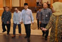 Menteri Desa dan Pembangunan Daerah Tertinggal (Mendes PDT) Yandri Susanto membuka Rapat Evaluasi Program dsn Anggaran Sekretariat Jenderal Tahun 2025 di Jakarta, Senin (1/12/2025).
Foto : Andri /KemendesPDT