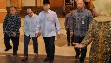 Menteri Desa dan Pembangunan Daerah Tertinggal (Mendes PDT) Yandri Susanto membuka Rapat Evaluasi Program dsn Anggaran Sekretariat Jenderal Tahun 2025 di Jakarta, Senin (1/12/2025).
Foto : Andri /KemendesPDT