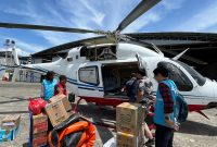 Proses loading sejumlah barang esensial  ke helikopter untuk dikirimkan ke lokasi bencana di Sumata Utara.  PLN Nusantara memanfaatkan moda transportasi helikopter pada tahap pertama tanggap darurat untuk menembus unit pembangkitnya yang terisolasi akibat bencana banjir dan longsor  di Sumatra Utara.