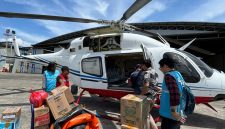 Proses loading sejumlah barang esensial  ke helikopter untuk dikirimkan ke lokasi bencana di Sumata Utara.  PLN Nusantara memanfaatkan moda transportasi helikopter pada tahap pertama tanggap darurat untuk menembus unit pembangkitnya yang terisolasi akibat bencana banjir dan longsor  di Sumatra Utara.