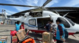 Proses loading sejumlah barang esensial  ke helikopter untuk dikirimkan ke lokasi bencana di Sumata Utara.  PLN Nusantara memanfaatkan moda transportasi helikopter pada tahap pertama tanggap darurat untuk menembus unit pembangkitnya yang terisolasi akibat bencana banjir dan longsor  di Sumatra Utara.