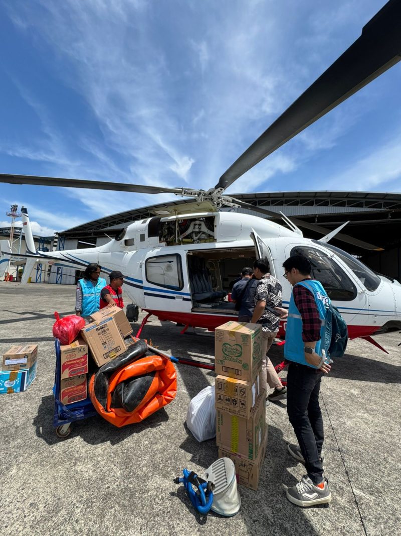 Proses loading sejumlah barang esensial  ke helikopter untuk dikirimkan ke lokasi bencana di Sumata Utara.  PLN Nusantara memanfaatkan moda transportasi helikopter pada tahap pertama tanggap darurat untuk menembus unit pembangkitnya yang terisolasi akibat bencana banjir dan longsor  di Sumatra Utara.