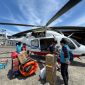 Proses loading sejumlah barang esensial  ke helikopter untuk dikirimkan ke lokasi bencana di Sumata Utara.  PLN Nusantara memanfaatkan moda transportasi helikopter pada tahap pertama tanggap darurat untuk menembus unit pembangkitnya yang terisolasi akibat bencana banjir dan longsor  di Sumatra Utara.