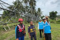 Menteri Energi dan Sumber Daya Mineral (ESDM), Bahlil Lahadalia (kedua dari kiri) bersama Direktur Utama PLN, Darmawan Prasodjo (kanan), dan Direktur Transmisi dan Perencanaan Sistem PLN, Edwin Nugraha Putra (kedua dari kanan) saat meninjau salah satu tower transmisi Saluran Udara Tingkat Tinggi (SUTT) 150 kilovolt (kV) terdampak bencana banjir dan longsor di Bireuen, Aceh pada Selasa (2/12).
