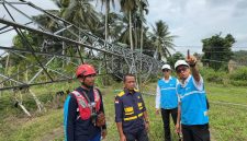 Menteri Energi dan Sumber Daya Mineral (ESDM), Bahlil Lahadalia (kedua dari kiri) bersama Direktur Utama PLN, Darmawan Prasodjo (kanan), dan Direktur Transmisi dan Perencanaan Sistem PLN, Edwin Nugraha Putra (kedua dari kanan) saat meninjau salah satu tower transmisi Saluran Udara Tingkat Tinggi (SUTT) 150 kilovolt (kV) terdampak bencana banjir dan longsor di Bireuen, Aceh pada Selasa (2/12).