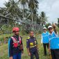 Menteri Energi dan Sumber Daya Mineral (ESDM), Bahlil Lahadalia (kedua dari kiri) bersama Direktur Utama PLN, Darmawan Prasodjo (kanan), dan Direktur Transmisi dan Perencanaan Sistem PLN, Edwin Nugraha Putra (kedua dari kanan) saat meninjau salah satu tower transmisi Saluran Udara Tingkat Tinggi (SUTT) 150 kilovolt (kV) terdampak bencana banjir dan longsor di Bireuen, Aceh pada Selasa (2/12).