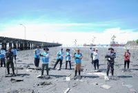 Dalam rangka memperingati Hari Menanam Pohon Indonesia, perusahaan juga menanam 1000 bibit tanaman mangrove sebagai langkah awal pemulihan ekosistem pesisir yang selama ini menjadi benteng alami Tarakan.