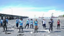 Dalam rangka memperingati Hari Menanam Pohon Indonesia, perusahaan juga menanam 1000 bibit tanaman mangrove sebagai langkah awal pemulihan ekosistem pesisir yang selama ini menjadi benteng alami Tarakan.