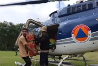 Proses distribusi bantuan logistik ke Desa Kuala II, Kecamatan Bintang, Kabupaten Aceh Tengah, Provinsi Aceh pada Selasa (2/12). Kondisi cuaca cukup menjadi tantangan dalam disribusi logistik ini. Namun, tim gabungan tetap berupaya semaksimal mungkin untuk menjangkau lokasi yang menjadi titik pendaratan. / foto ist