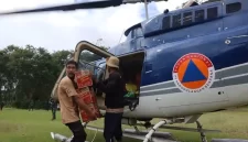 Proses distribusi bantuan logistik ke Desa Kuala II, Kecamatan Bintang, Kabupaten Aceh Tengah, Provinsi Aceh pada Selasa (2/12). Kondisi cuaca cukup menjadi tantangan dalam disribusi logistik ini. Namun, tim gabungan tetap berupaya semaksimal mungkin untuk menjangkau lokasi yang menjadi titik pendaratan. / foto ist