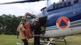 Proses distribusi bantuan logistik ke Desa Kuala II, Kecamatan Bintang, Kabupaten Aceh Tengah, Provinsi Aceh pada Selasa (2/12). Kondisi cuaca cukup menjadi tantangan dalam disribusi logistik ini. Namun, tim gabungan tetap berupaya semaksimal mungkin untuk menjangkau lokasi yang menjadi titik pendaratan. / foto ist