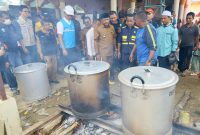 Rombongan Menteri ESDM meninjau langsung dapur umum di Posko Penanganan Bencana Desa Blang Panjo, Kabupaten Bireuen, Aceh.