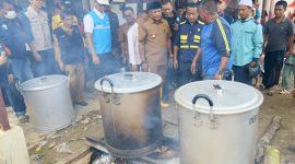 Rombongan Menteri ESDM meninjau langsung dapur umum di Posko Penanganan Bencana Desa Blang Panjo, Kabupaten Bireuen, Aceh.