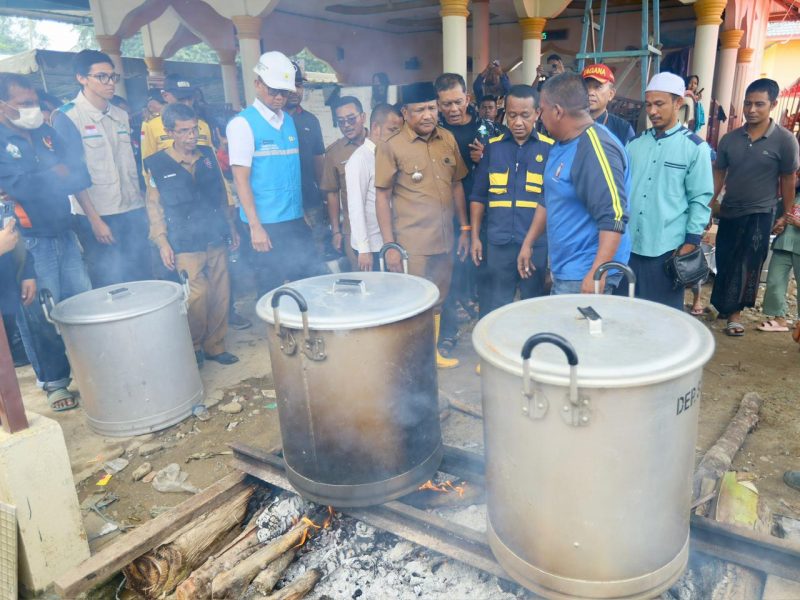 Rombongan Menteri ESDM meninjau langsung dapur umum di Posko Penanganan Bencana Desa Blang Panjo, Kabupaten Bireuen, Aceh.