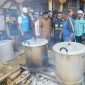 Rombongan Menteri ESDM meninjau langsung dapur umum di Posko Penanganan Bencana Desa Blang Panjo, Kabupaten Bireuen, Aceh.