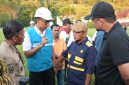 Menteri Energi dan Sumber Daya Mineral (ESDM), Bahlil Lahadalia (kedua dari kanan) bersama Gubernur Sumatra Utara, Bobby Nasution (kanan), Bupati Tapanuli Tengah, Masinton Pasaribu (kiri), dan Direktur Utama PLN, Darmawan Prasodjo (kedua dari kiri) berdiskusi terkait progres pemulihan kelistrikan pascabencana Sumatra Utara di Tapanuli Tengah pada (3/12). Bahlil menyampaikan, dirinya hadir di di lokasi bencana untuk memastikan percepatan pemulihan kelistrikan, ketersediaan material perbaikan, serta kelancaran distribusi logistik di wilayah terdampak dapat dijalankan secara optimal.